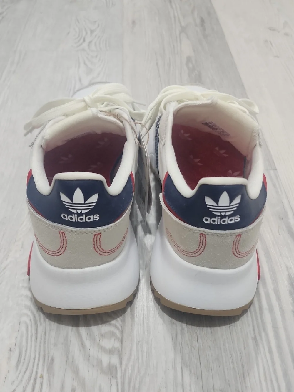 NWT adidas Men's White Navy Red‎ Retro-Inspired Running Sneakers